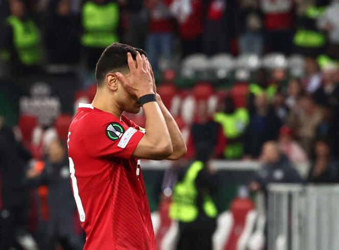 The sadness of Lille captain, Benjamin André, after seeing his shot on goal stopped in the quarter-final of the Europa Conference League, against Aston Villa, on April 18, 2024 in Villeneuve-d'Ascq (North).