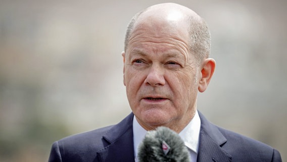 Federal Chancellor Olaf Scholz makes a press statement after a meeting with the Jordanian king before traveling on to Israel.  © dpa Photo: Kay Nietfeld
