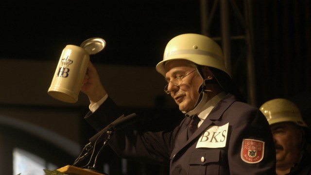 Derblecken with Django Asül: Kurt Falthauser, Bavarian Finance Minister from 1998 to 2007, appeared at the Maibock tapping in 2005 dressed as a firefighter.