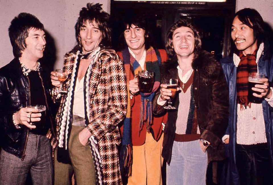 Even back then, he liked to have a glass in his hand: Rod Stewart and his band "The Faces" in the 70s
