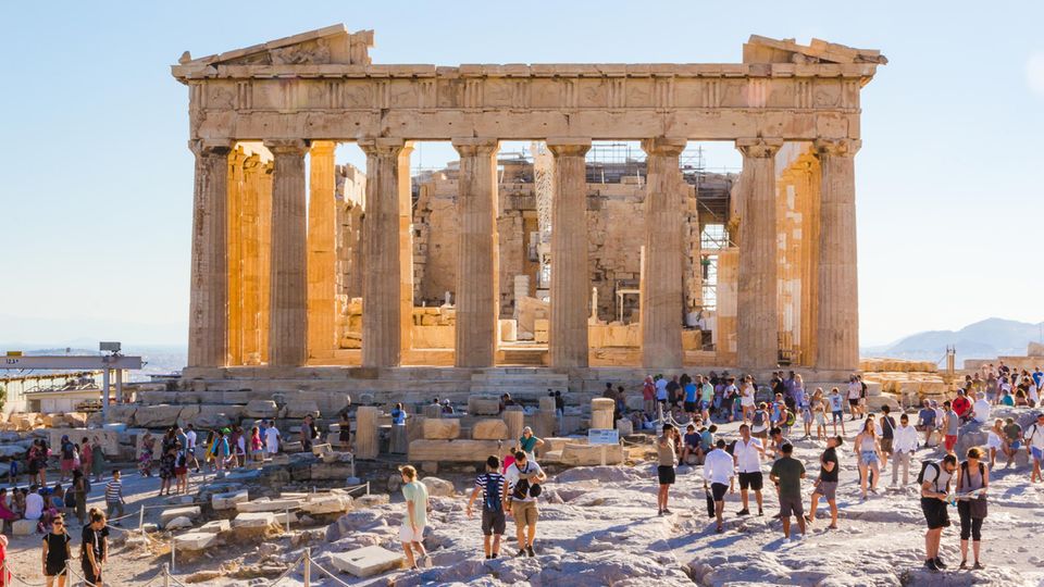 Pantheon mass tourism