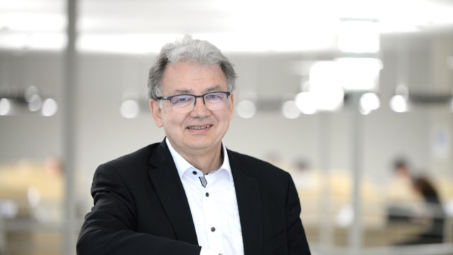Ludwig Maximilian University of Munich: Klaus-Rainer Brintzinger, director of the university library, is pleased about the opening of the new learning center.