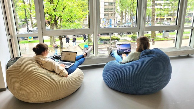 Ludwig Maximilian University of Munich: Kerstin (left) and Maxi particularly like the beanbags.  Unfortunately there are no sockets at the window.