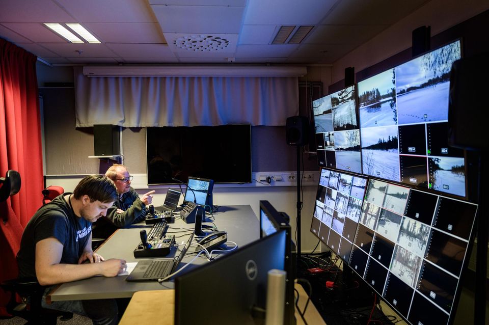 Im Kontrollraum in Umeå überwachen Projektleiter Johan Erhag und Techniker Simon Sahlin die Übertragung der Elch-Show