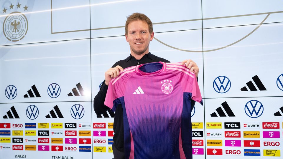Color flash: National coach Julian Nagelsmann presents the new away jersey of the German national soccer team