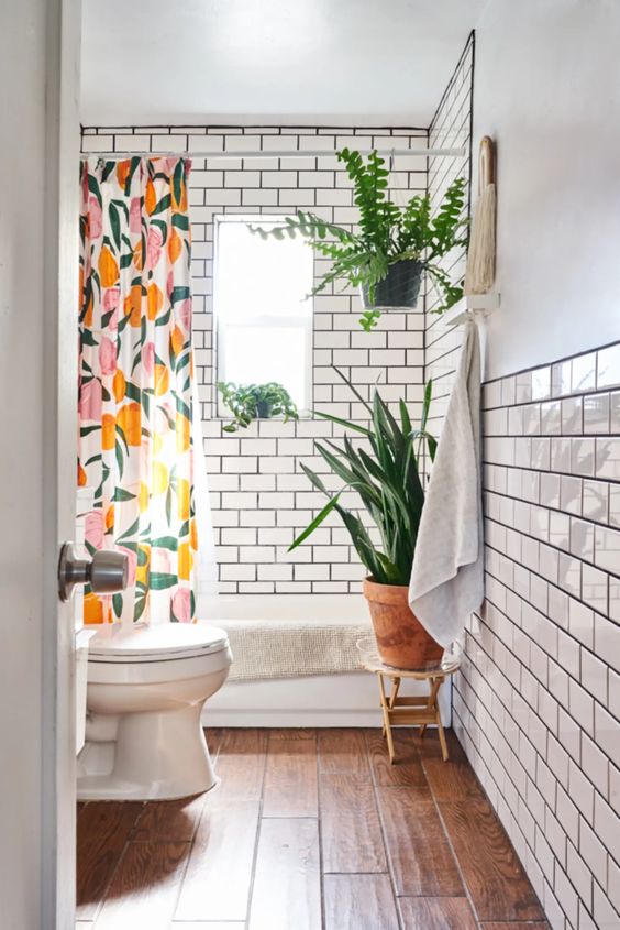 Colorful joints to brighten up the white bathroom wall