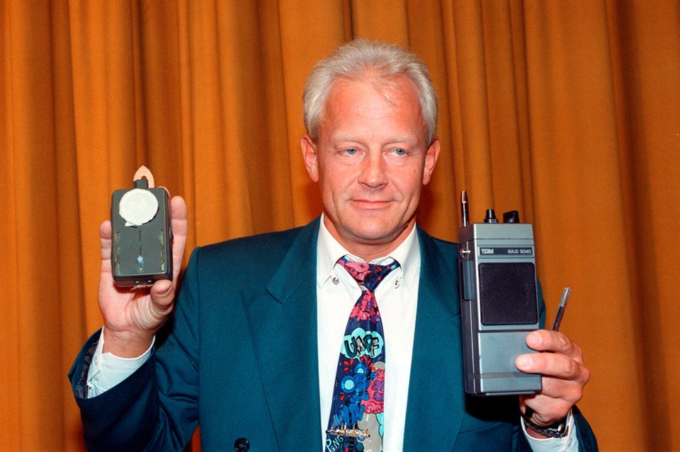 Special commission head Ullrich Tille with a flashlight and a CB radio that belongs to the department store extortionist Arno Funke