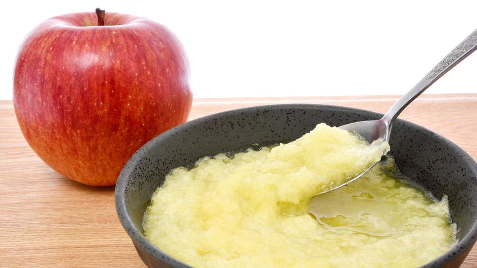 Grated apple as a home remedy for abdominal pain and diarrhea due to food intoxication