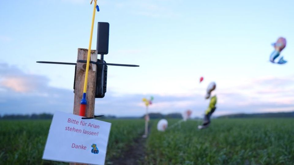 Balloons, sweets and a wildlife camera are in a field near Bremervörde.  Photo: Markus Hibbeler/dpa
