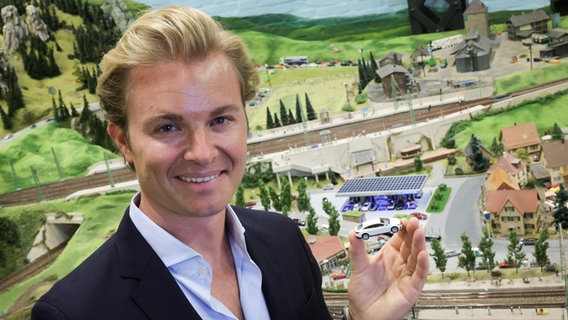 Nico Rosberg, former Formula 1 world champion, holds a small model car at the opening of a model charging park for electric cars in Hamburg's Miniatur Wunderland.  © picture alliance / dpa Photo: Christian Charisius