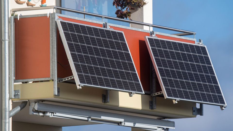 Solar modules for a so-called balcony power plant hang on a balcony