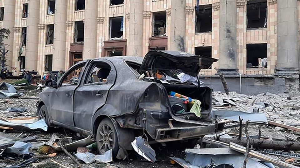 Cluster munitions: A destroyed car stands in front of the city hall in Kharkiv, Ukraine