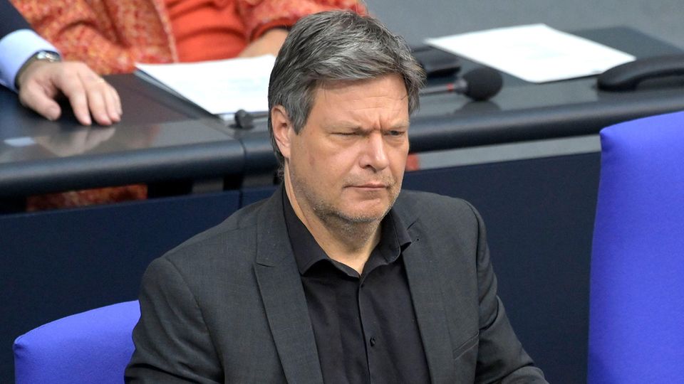 Robert Habeck sits on the government bench in the Bundestag