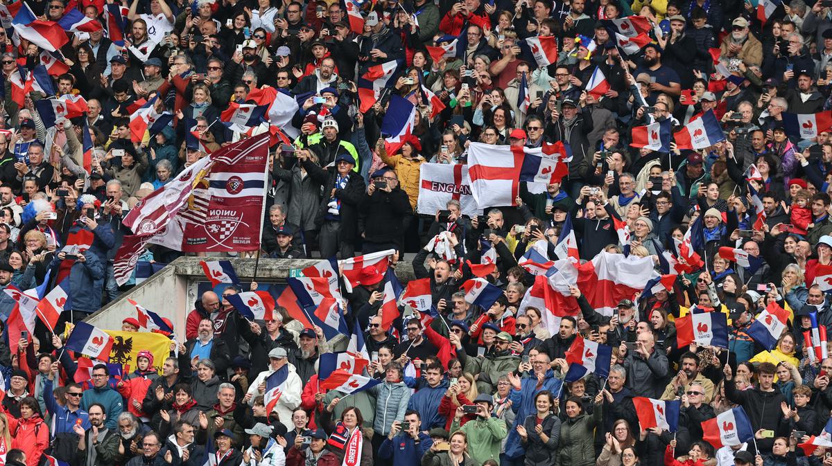 Among the more than 28,000 spectators, a few hundred English supporters made the trip this Saturday.