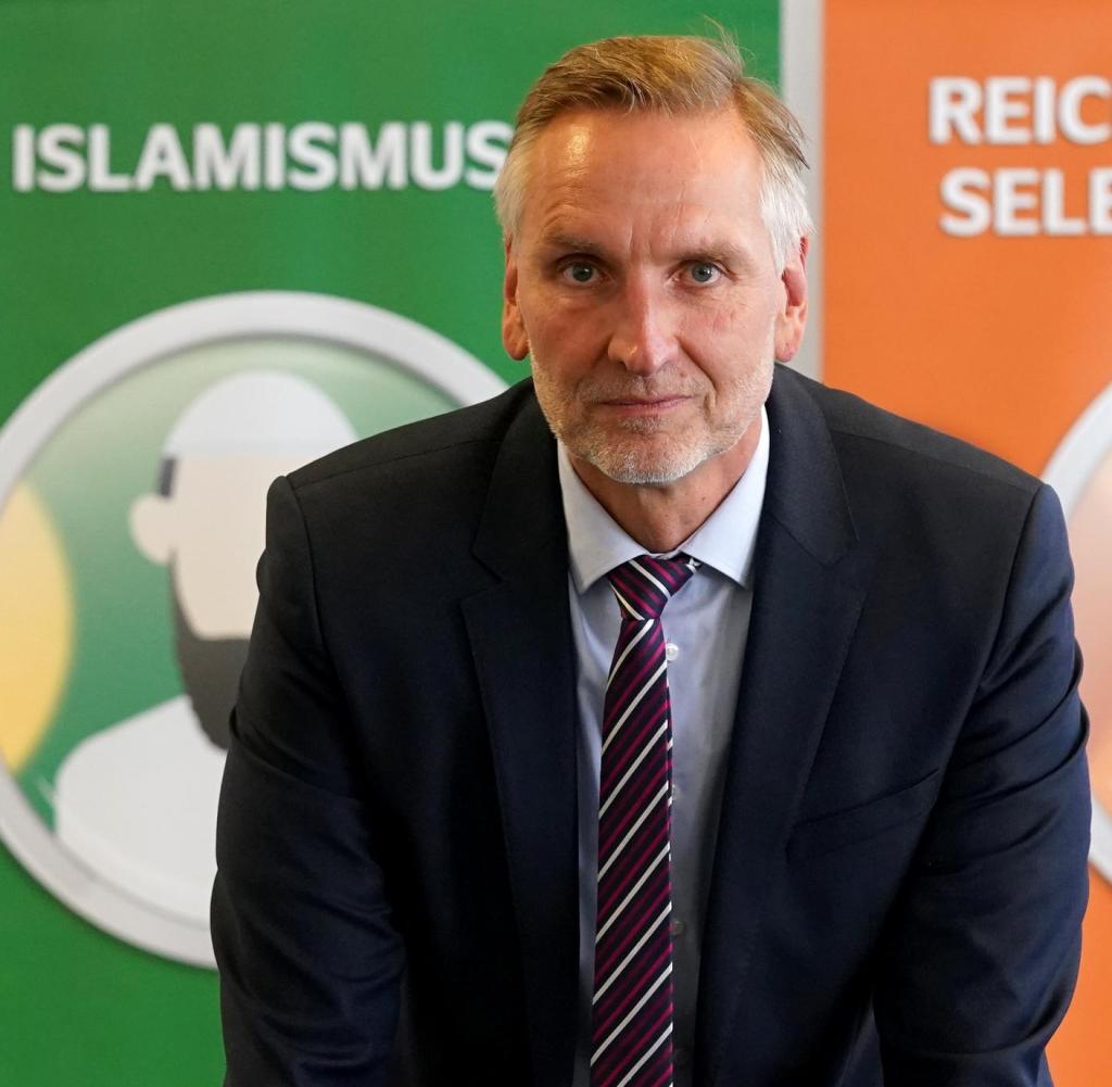 Torsten Voß, head of the State Office for the Protection of the Constitution, stands in front of posters with the inscription after a press conference to mark the presentation of the new report for the protection of the Constitution "Islamism" and "Reich citizens and self-administrators".  +++ dpa-Bildfunk +++