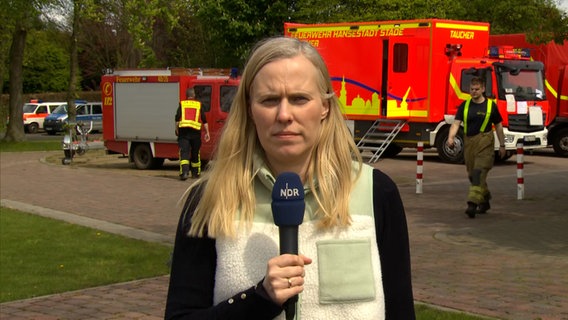 NDR reporter Anna Schlieter reports from Bremervörde-Elm.  © NDR 