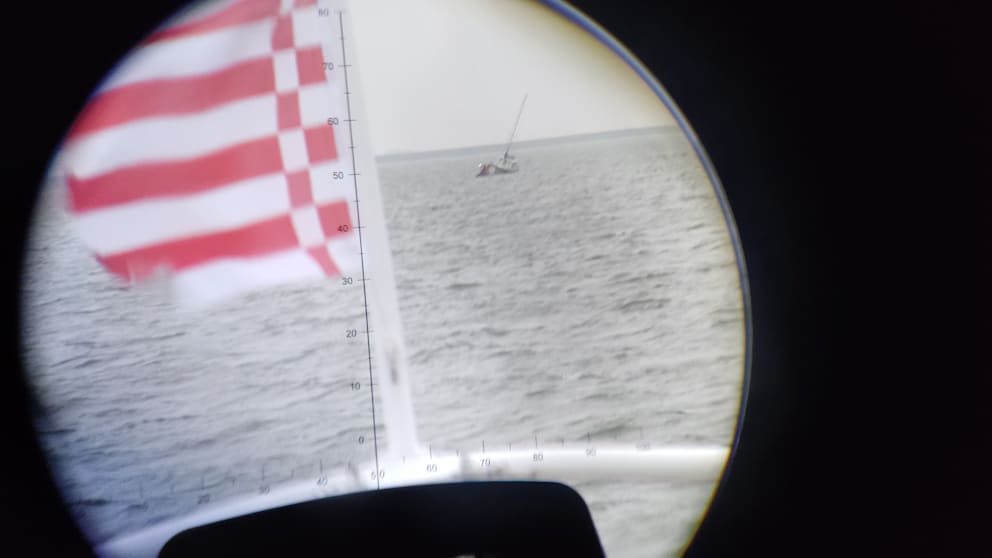 Die Besatzung des Seenotrettungskreuzers „Pidder Lueng“ näherte sich am Dienstagmorgen der führerlosen Segelyacht, die nördlich der Insel Amrum auf Grund gelaufen war