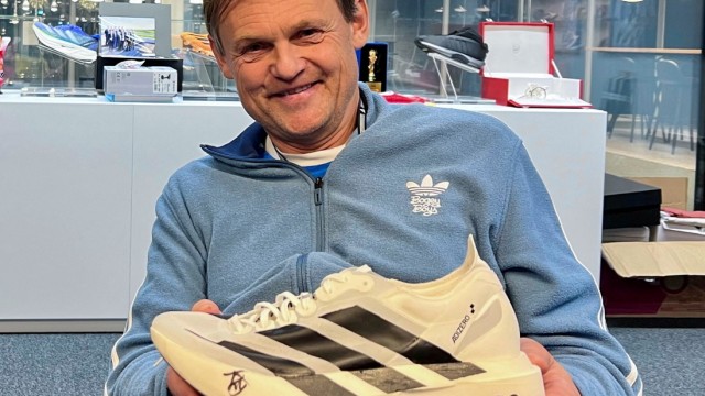 Sporting goods industry: Adidas boss Björn Gulden with the shoe that Ethiopian runner Tigist Assefa wore during her Berlin marathon world record last year.
