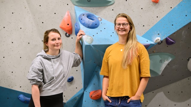 Sexism and discrimination in bouldering sports: Freddy Petri and Natascha Reichert (gray sweatshirt) in the climbing hall.