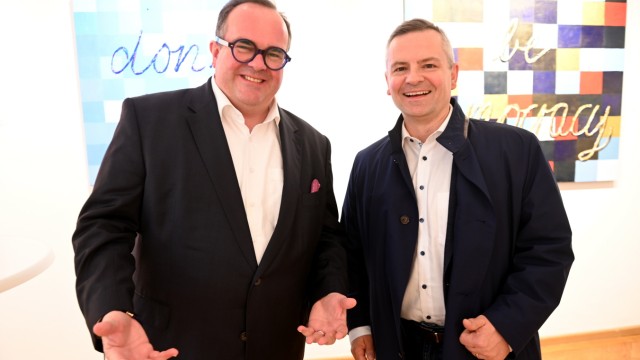 Book presentation with many local celebrities: economics consultant Clemens Baumgärtner (left) and Dirk Brettschneider from Hugendubel in front of works by Susanne Heller at the book presentation.