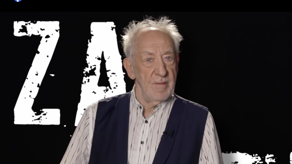Dieter Hallervorden stands in front of the letters of the word Gaza in a clip
