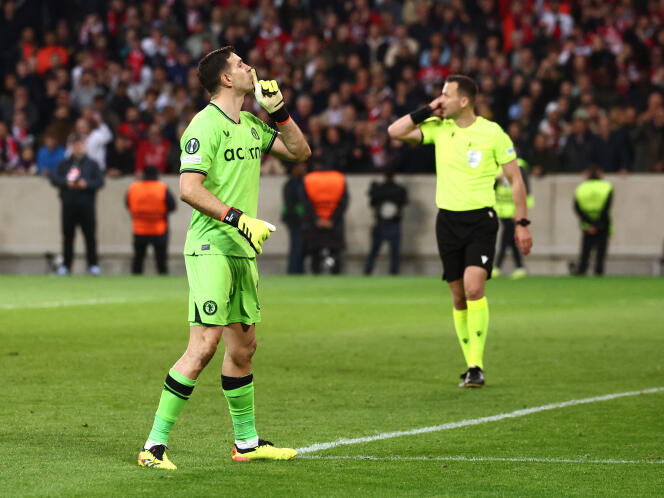 Goalkeeper Emiliano Martinez during the penalty shootout of the Europa Conference League quarter-final, between Lille and Aston Villa, on April 18, 2024 in Villeneuve-d'Ascq (North).