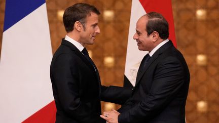 Emmanuel Macron and Egyptian President Abdel-Fattah al-Sisi shake hands at the end of a joint press conference in Cairo, October 25, 2023. (CHRISTOPHE ENA / AFP)