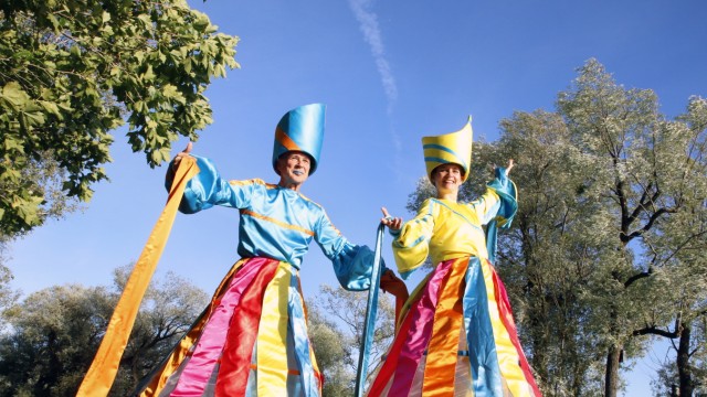 Culture: Stilt walkers on the lakeshore: The opening evening, with its extensive program, was one of the highlights of the Five Lakes Film Festival.