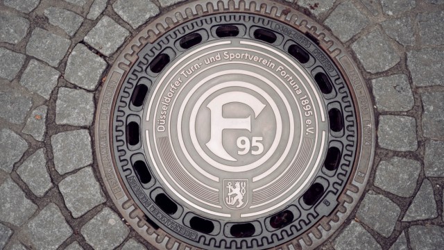 Christos Tzolis from Fortuna Düsseldorf: Greetings to city drainage: the Fortuna manhole cover in Düsseldorf.