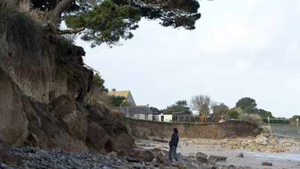 The coast is eroding in the face of onslaughts from the sea in Plougrescant (Côtes-d'Armor), January 6, 2014. (DAVID ADEMAS / MAXPPP / WEST FRANCE)