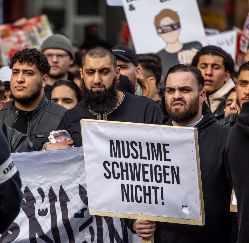 Participants of the Islamist demonstration in Hamburg