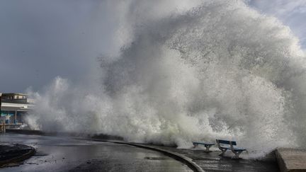 A wave hits the port of Guilvinec (Finistère), February 11, 2024. (FRED TANNEAU / AFP)