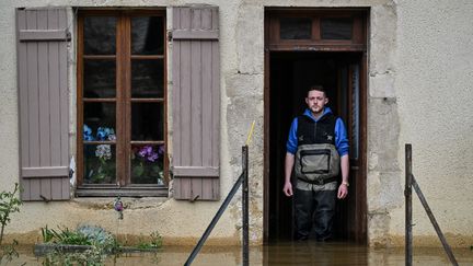 A man stands at the entrance to his flooded home, in Aisy-sur-Armançon (Yonne), April 2, 2024. (ARNAUD FINISTRE / AFP)