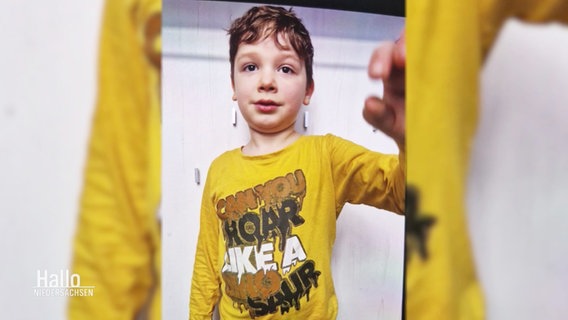 Photo of little Arian in a yellow shirt.  © Screenshot 