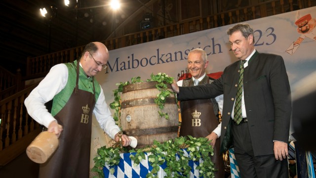 Derblecken with Django Asül: The Finance Minister leads the Schlegel: Albert Füracker (CSU) with brewery boss Michael Möller and Prime Minister Markus Söder (CSU, from left) at the Maibock tapping in 2023.