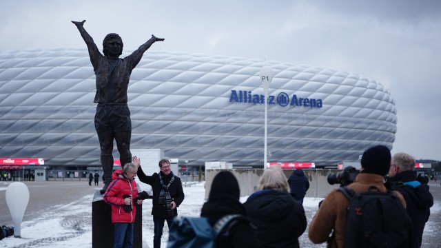 Monument for the "Emperor": Visitors stand in front of the Gerd Müller statue in front of the arena in Fröttmaning.