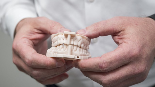 Economy: Dental prostheses can also be manufactured in a 3D printer.