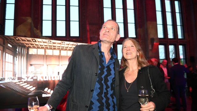 SZ Kultursalon at the Bergson Art Power Plant: The guests marvel at the architecture with the enormously high ceilings, as do actor Götz Otto and his wife Sabine.