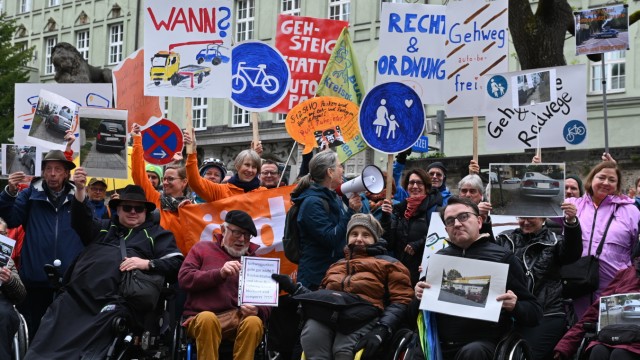 Road safety: Around a hundred people, including many wheelchair users, demand tougher action against sidewalk parkers at the demonstration in front of the police headquarters on Ettstrasse.