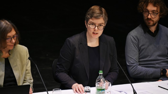 Study on sexualized violence: President Lydia Grün comments on the scientific study "Abuse of power, discrimination and sexual violence at the Munich University of Music and Theater".  To her left is the managing director of the IPP, Helga Dill, to her right is the student representative Felix Starzonek.
