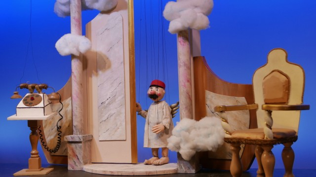 The State Opera as a guest in the Marionette Theater: Reason to be happy: The Munich Marionette Theater too - here servant Alois Hingerl "A Munich in heaven" - belongs to "Intangible cultural heritage of Bavaria"which author Andreas M. Bräu presents in the Puppet Stage.
