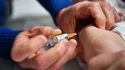 A doctor vaccinates an infant in Burgundy, November 4, 2023. (KETTY BEYONDAS / JOURNAL SAONE ET LOIRE / MAXPPP)