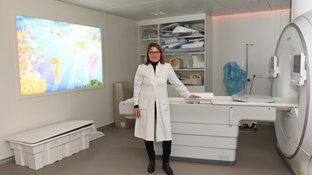New construction of the women's and children's clinic in Schwabing: "The children should be able to distract themselves a little"says Julia Hauer, chief physician at the Center for Children and Adolescent Medicine, in front of the digital fish aquarium in the MRI room.