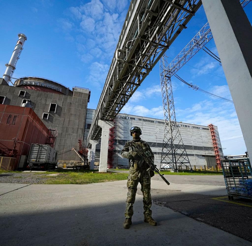 A Russian soldier guards an area of ​​the Zaporizhzhia nuclear power plant in May 2022: The electricity here currently comes via a replacement line.
