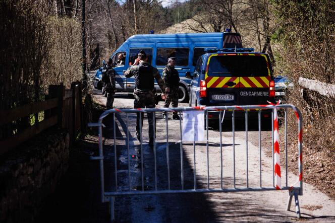 Gendarmes secure the perimeter around Haut-Vernet, three days after the discovery of the bones of Emile, who disappeared at the age of 2 and a half, on April 2, 2024.