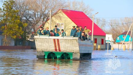 Disaster victims are evacuated after the rupture of a dam on April 5, 2024 in Orsk (Russia).  (RUSSIAN MINISTRY OF EMERGENCY / ANADOLU / AFP)
