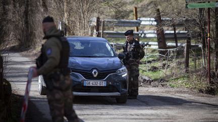 Police officers check a vehicle in Haut-Vernet (Alpes-de-Haute-Provence), April 4, 2024. (THIBAUT DURAND / HANS LUCAS / AFP)