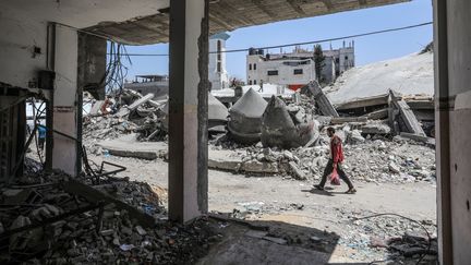 View of the rubble of the Al-Farooq mosque which was destroyed during the Israeli attack in Rafah, in the Gaza Strip, on April 12, 2024. (ABED RAHIM KHATIB / ANADOLU / AFP)