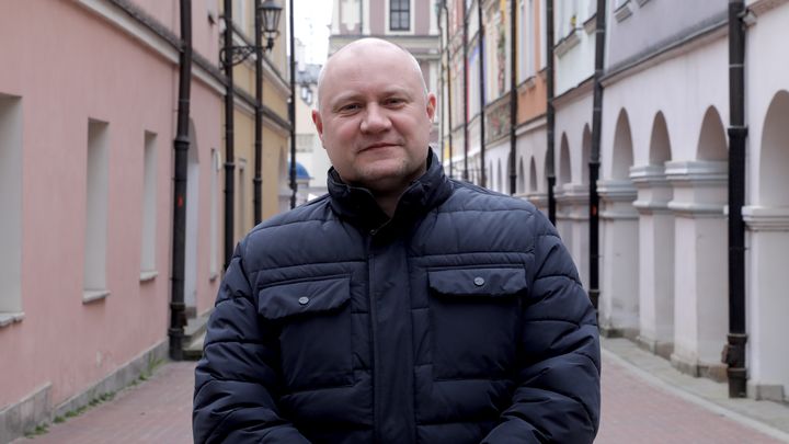 Tomasz Kossowski, le 22 avril 2024 dans la vieille ville de Zamość (Pologne). (VALENTINE PASQUESOONE / FRANCEINFO)