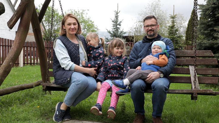 Sylwia et Krzysztof Sienkiewicz, avec leurs trois enfants, le 20 avril 2024 à Rydzewo-Gozdy (Pologne). (VALENTINE PASQUESOONE / FRANCEINFO)